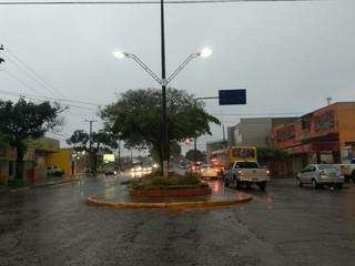 Em Dourados, a 233 km de Campo Grande, a queda da temperatura é acompanhada por chuva forte (Foto: Helio de Freitas)
