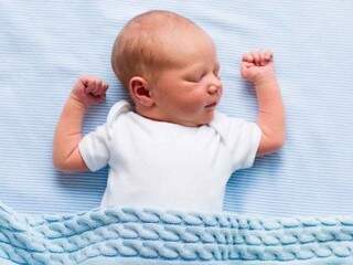 Bebês até os quatro meses de idade acordam com mais frequência por uma questão instintiva. (foto: Divulgação)