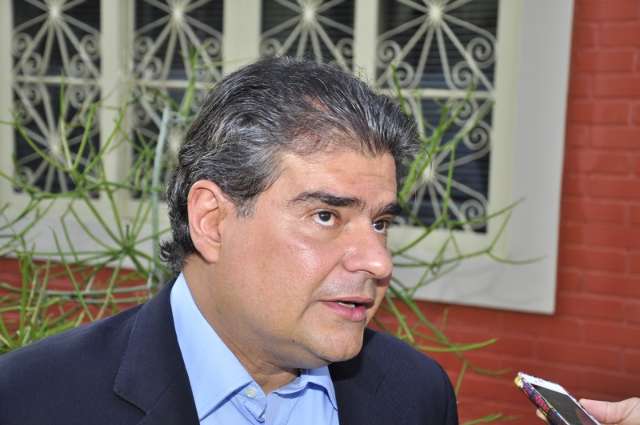 Com poucas baixas em trocas, PMDB confirma Nelsinho como candidato