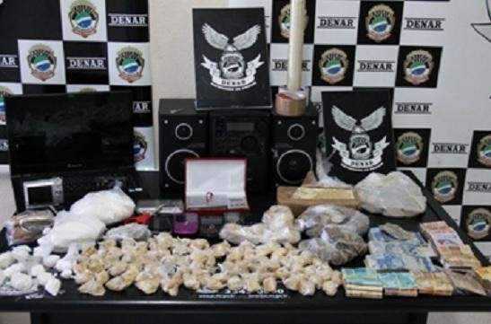 Denar prende trio que abastecia bocas de fumo na &aacute;rea central