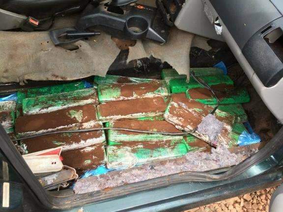 Dupla &eacute; presa com tabletes de maconha escondidas em assoalho de Saveiro 