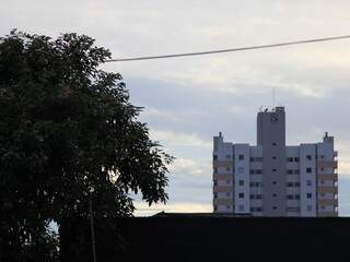 Após chuva de ontem no fim da tarde, Capital amanheceu com céu entre nuvens (Foto: Marina Pacheco) 