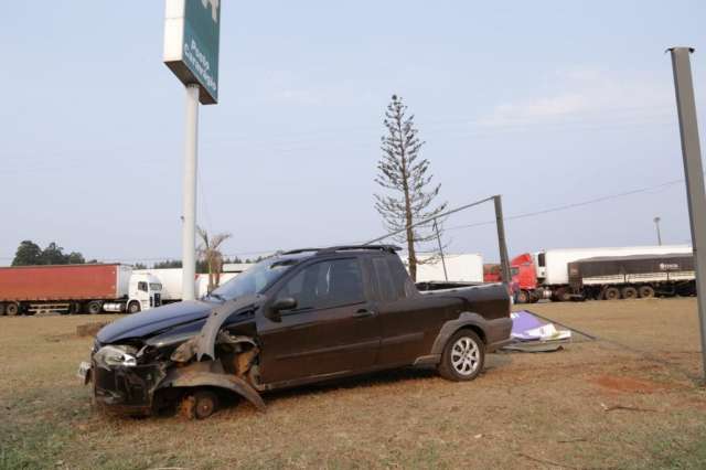 Roda sai, ve&iacute;culo perde controle, invade canteiro e bate em placa na BR 262