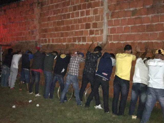 Pol&iacute;cia encontra adolescentes, &aacute;lcool, drogas e arma de fogo em festa