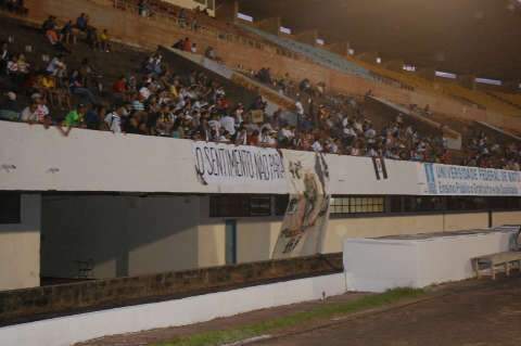  Vasco reconhece gramado do Morenão com apoio de 300 torcedores