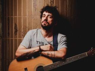 O músico Douglas Rdrigues, foi o primeiro a participar do projeto &quot;Ocupa Campão&quot;. (Foto: André Patroni)