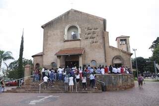 Igreja lotada na novena de quarta-feira e devotos ficam do lado de fora. (Fotos: Cleber Gellio)