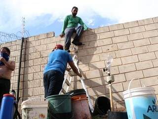 Moradores de condomínio se mobilizaram para controlar as chamas. (Foto: Henrique Kawaminami)