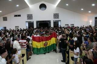 Estrangeiros entraram à igreja com a bandeira da Bolívia (Foto: Cleber Gellio)