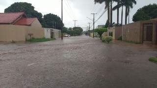 Rua Taquari, no Bairro Santo Antônio, durante temporal esta tarde. (Foto: Amanda Bogo)