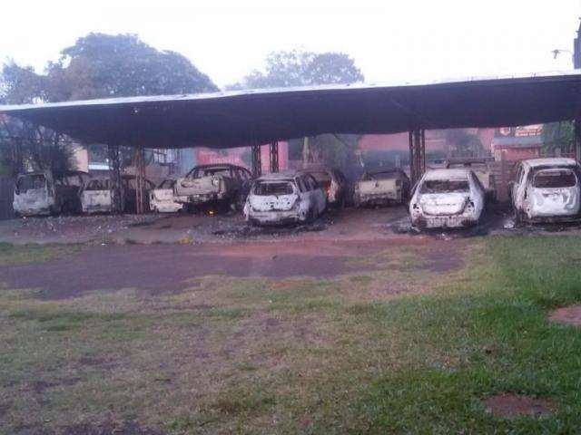 Em 5 caminhonetes, grupo armado explode 3 casas e garagem 