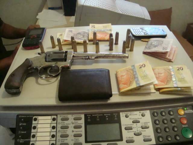  Dupla &eacute; presa por porte ilegal de arma de fogo no bairro Estrela Dalva