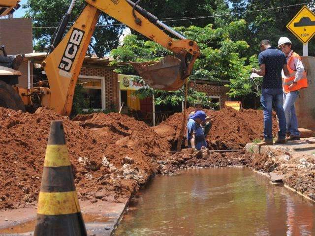 Prefeitura tapa buracos e resolve problema antigo de comerciantes