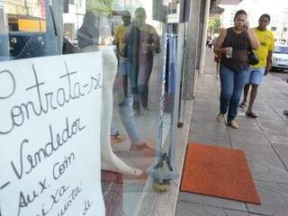 Cartaz anuncia contratação de vendedor para loja no centro de Campo Grande (Foto: Arquivo)