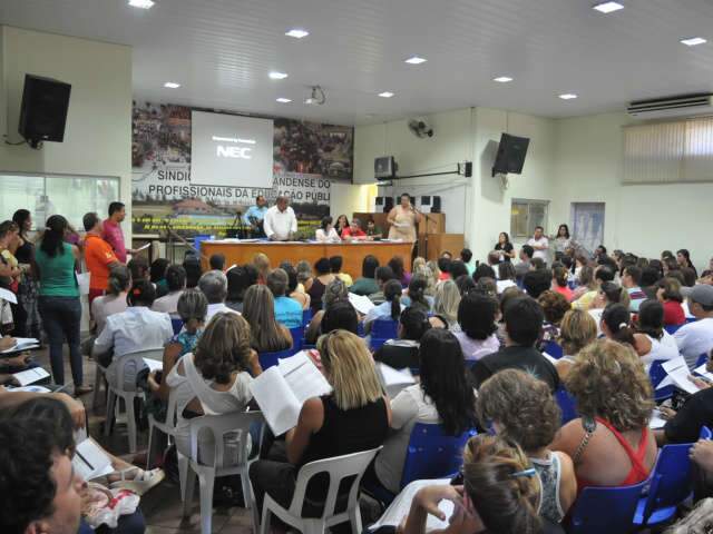 Professores aceitam reajuste salarial de 22% pago em tr&ecirc;s parcelas