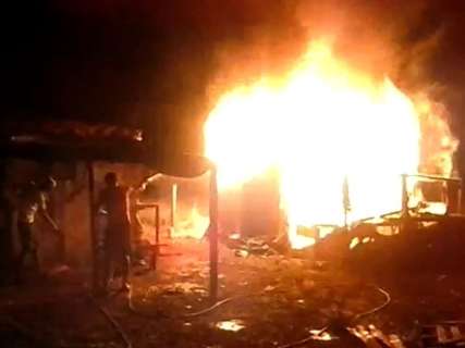 Fogo destrói barraco em área que recebeu famílias da Cidade de Deus