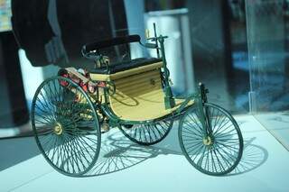 Réplica do primeiro carro do mundo, o Benz Patent-Motorwagen, construído em 1886, uma das atrações do Salão (Foto: Marina Pachedo)