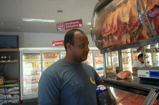 Reginaldo da Silva, 31 anos, diz que mesmo com a carne cara, ele não deixa de comprar o produto. (Foto: Simão Nogueira)