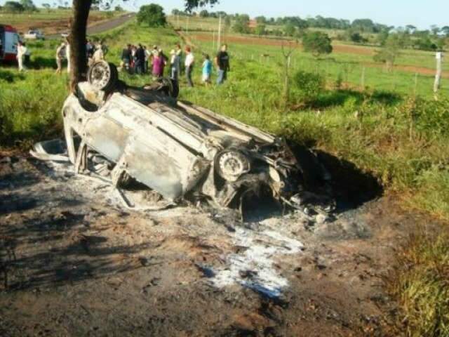  Carro pega fogo ap&oacute;s capotar na MS-134 e deixa duas pessoas feridas