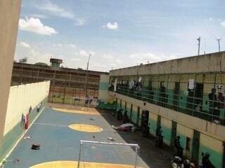 Detentos foram flagrados pulando muro do Instituto Penal, na manhã deste sábado. (Foto: Divulgação)