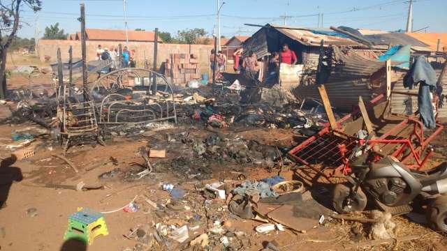 Inc&ecirc;ndio destr&oacute;i barraco de lona e madeira na antiga favela Cidade de Deus