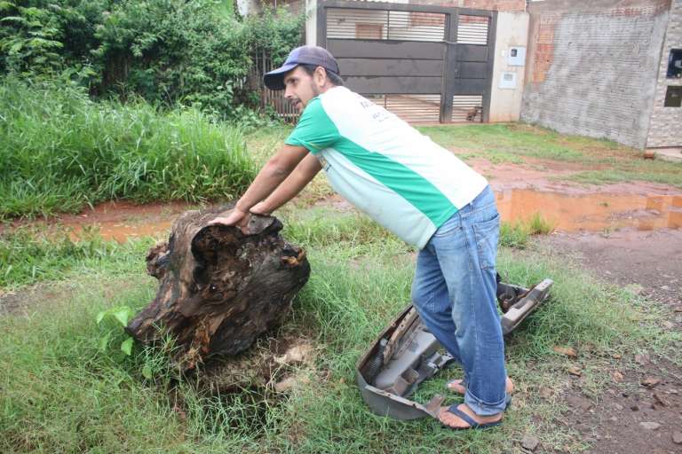 Pedreiro Marcos mostra bueiro sem tampa, alias, com toco de madeira improvisado para evitar acidentes.