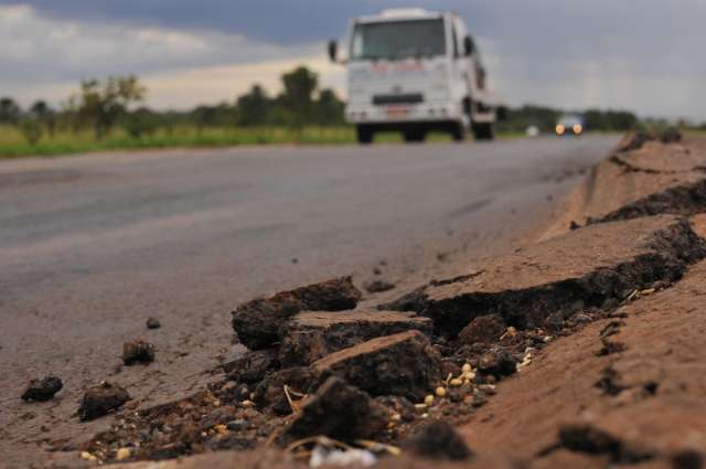 Recapeado h&aacute; 6 meses, asfalto de anel rodovi&aacute;rio est&aacute; desmanchando