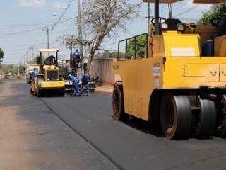 Equipes trabalhando na obra de recapeamento de rua que teve asfalto levado pela enxurrada (Foto: Divulgação/Prefeitura) 