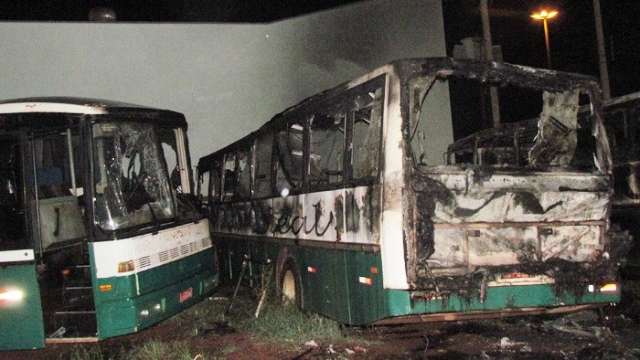 Vigilante deixa posto de servi&ccedil;o para tomar pinga e tr&ecirc;s &ocirc;nibus s&atilde;o incendiados 