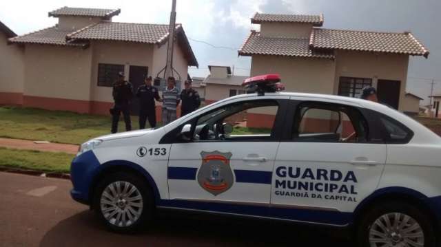 Homem &eacute; preso furtando fios de cobre em residencial