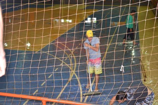 Chuvas constantes alagam gin&aacute;sio e campeonato de futsal &eacute; cancelado