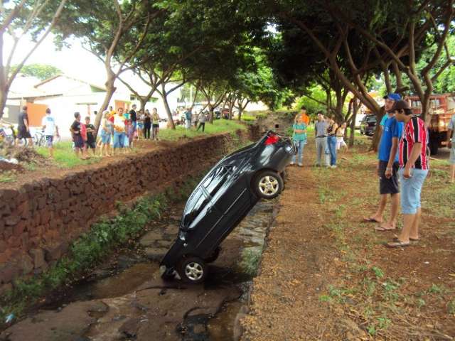Ve&iacute;culo desengatado cai em valeta de c&oacute;rrego, em Dourados 