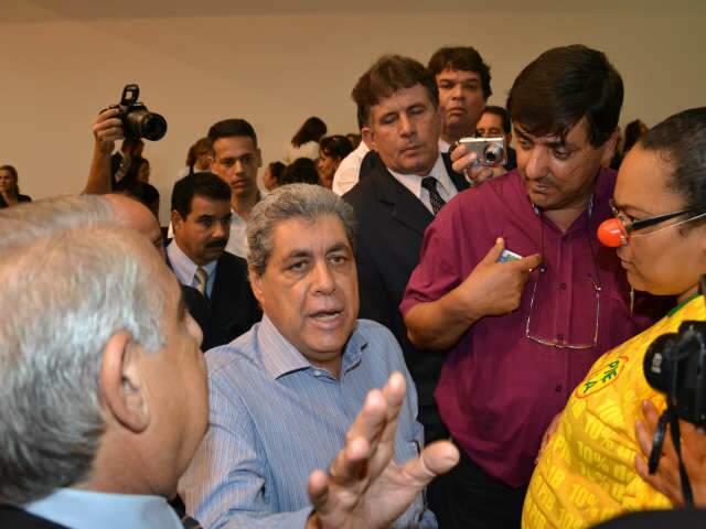  Ap&oacute;s protesto de servidores na Assembleia, Andr&eacute; marca reuni&atilde;o para julho