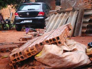 Carro derrubou muro e atingiu parede de casa no Nova Lima. (Foto: Minamar Júnior)