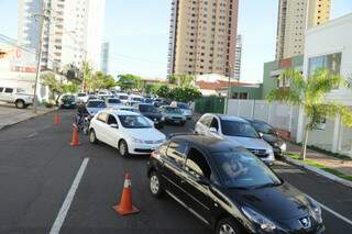 Trânsito ficou tumultuado na rua Bahia. (Fotos: Rodrigo Pazinato)