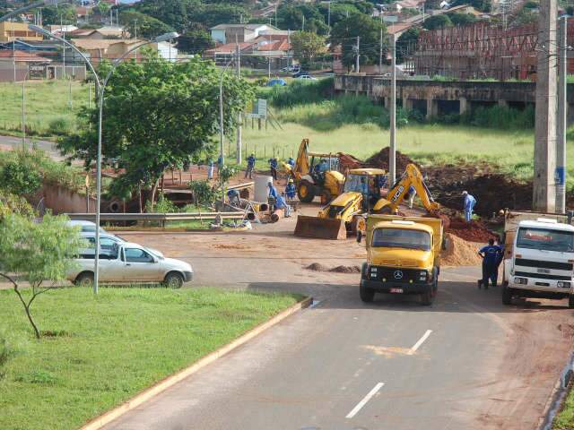  Obras na rede de esgoto interditam Ernesto Geisel at&eacute; amanh&atilde;