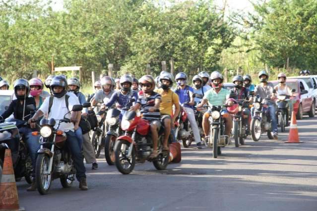 Casal fica ferido em colis&atilde;o de motos em rua cheia de motociclistas
