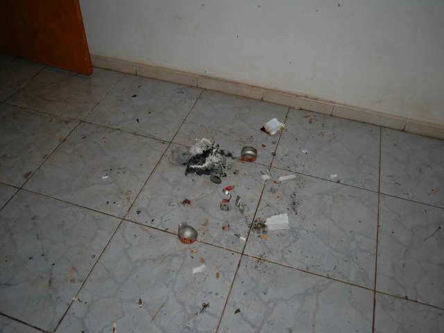  Casa abandonada vira ponto de usu&aacute;rios de droga no Centen&aacute;rio
