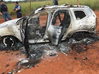 Duster que teria sido usada pelos assaltantes foi queimada na estrada (Foto: Direto das Ruas)