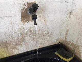 Nas torneiras, o fluxo de água já não é mais o mesmo porque volume dos reservatórios está baixo em decorrência da estiagem (Foto: Aletheya Alves) 
