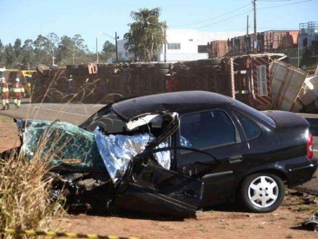 Acidente entre carreta e ve&iacute;culo de passeio deixa um morto no anel vi&aacute;rio 