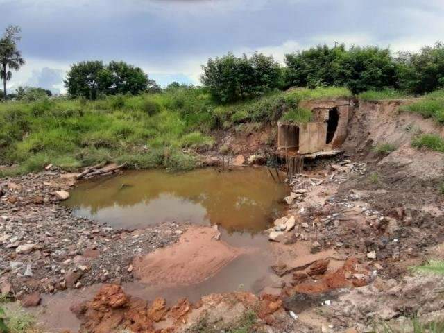 Obras de asfalto levaram areia para lago do Parque das Na&ccedil;&otilde;es Ind&iacute;genas