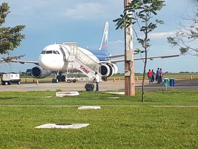 Companhia diz que avi&atilde;o com 141 a bordo fez &quot;manuten&ccedil;&atilde;o corretiva&quot; 