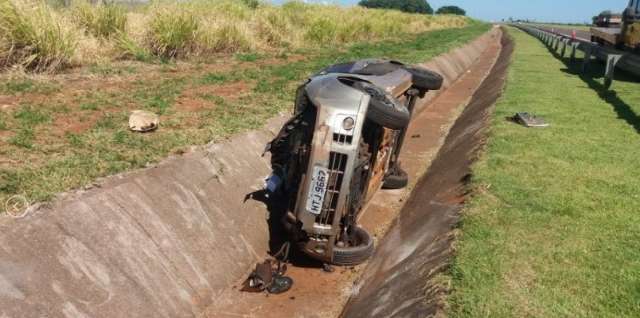 Motorista dorme ao volante e capota veículo na BR-163