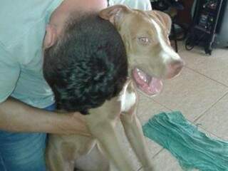 Adriano, ex-dono de Minnie, abraçando a cadela em casa antes de vendê-la. (Foto: Direto das Ruas)