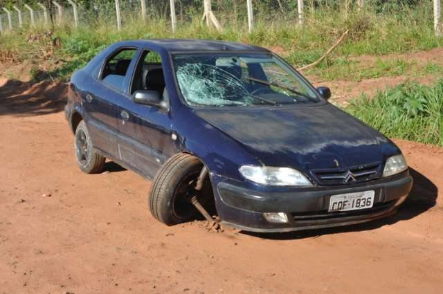 Carro atropela 3 pessoas, quebra e &eacute; abandonado no Nova Lima