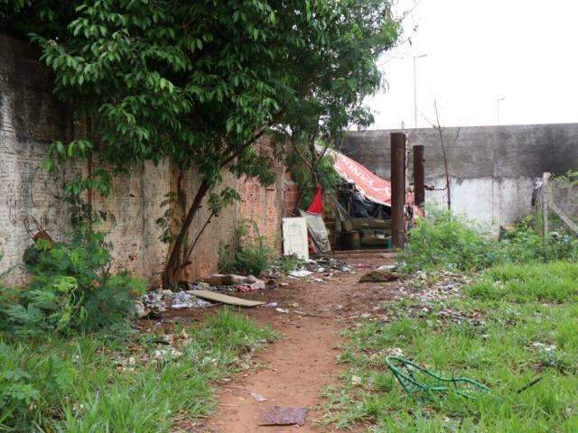 Ap&oacute;s ser acusada de furto, moradora de rua &eacute; esfaqueada em terreno baldio