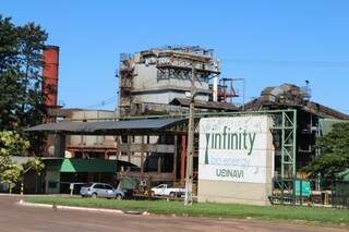 Usina Infinity Bio-Energy, em Naviraí; maior empregadora do município, indústria está em crise e com salários atrasados (Foto: Divulgação)