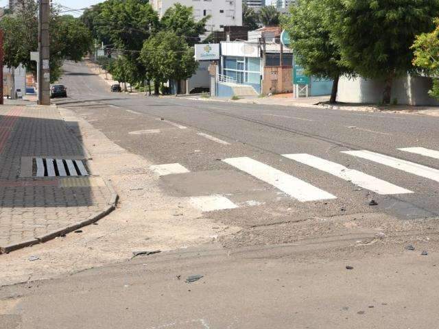 Motociclista vai parar no hospital e dono de Voyage foge sem prestar socorro 