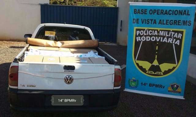 Motorista abandona carro carregado com cigarros ap&oacute;s avistar bloqueio